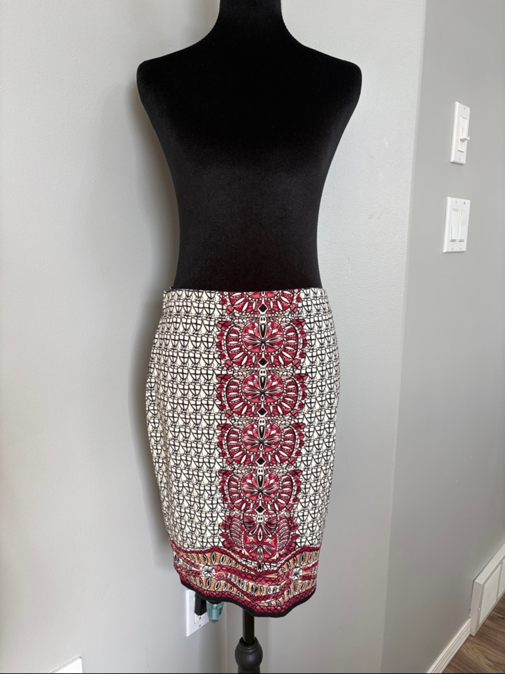 NWOT Max Studio White Pencil Skirt with Red Center Medallion Pattern